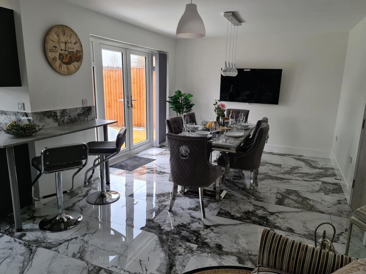 Sav 5 Bed Luxury Detached House In Leicester Humberstone Room photo